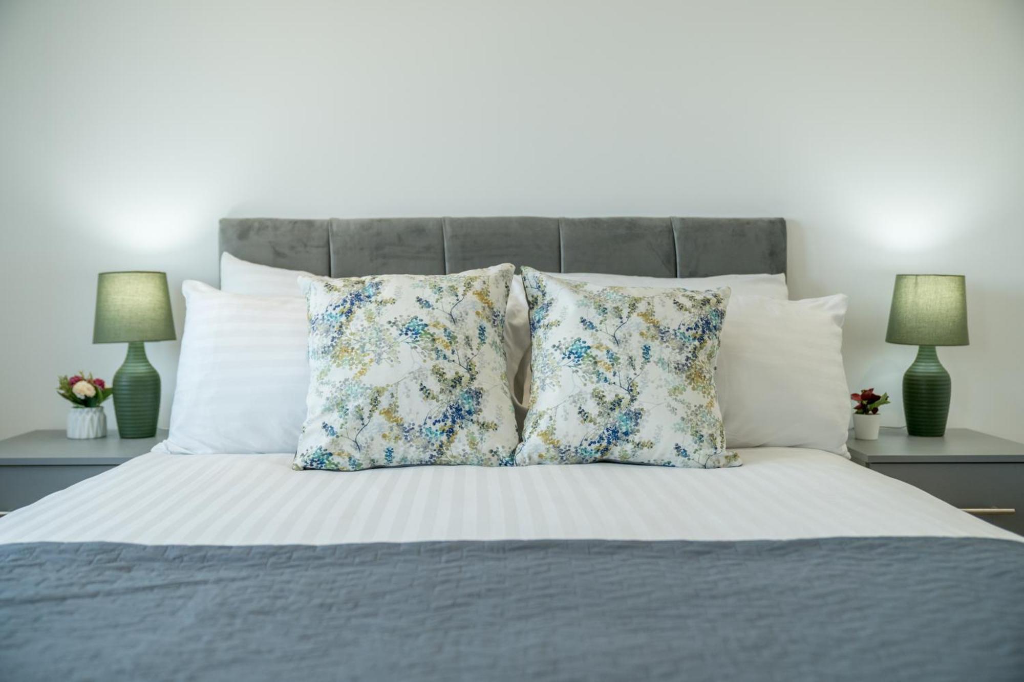 Skyvillion - London River Thames Top Floor Apartments By Woolwich Ferry, Mins To London Excel, O2 Arena , London City Airport With Parking Esterno foto