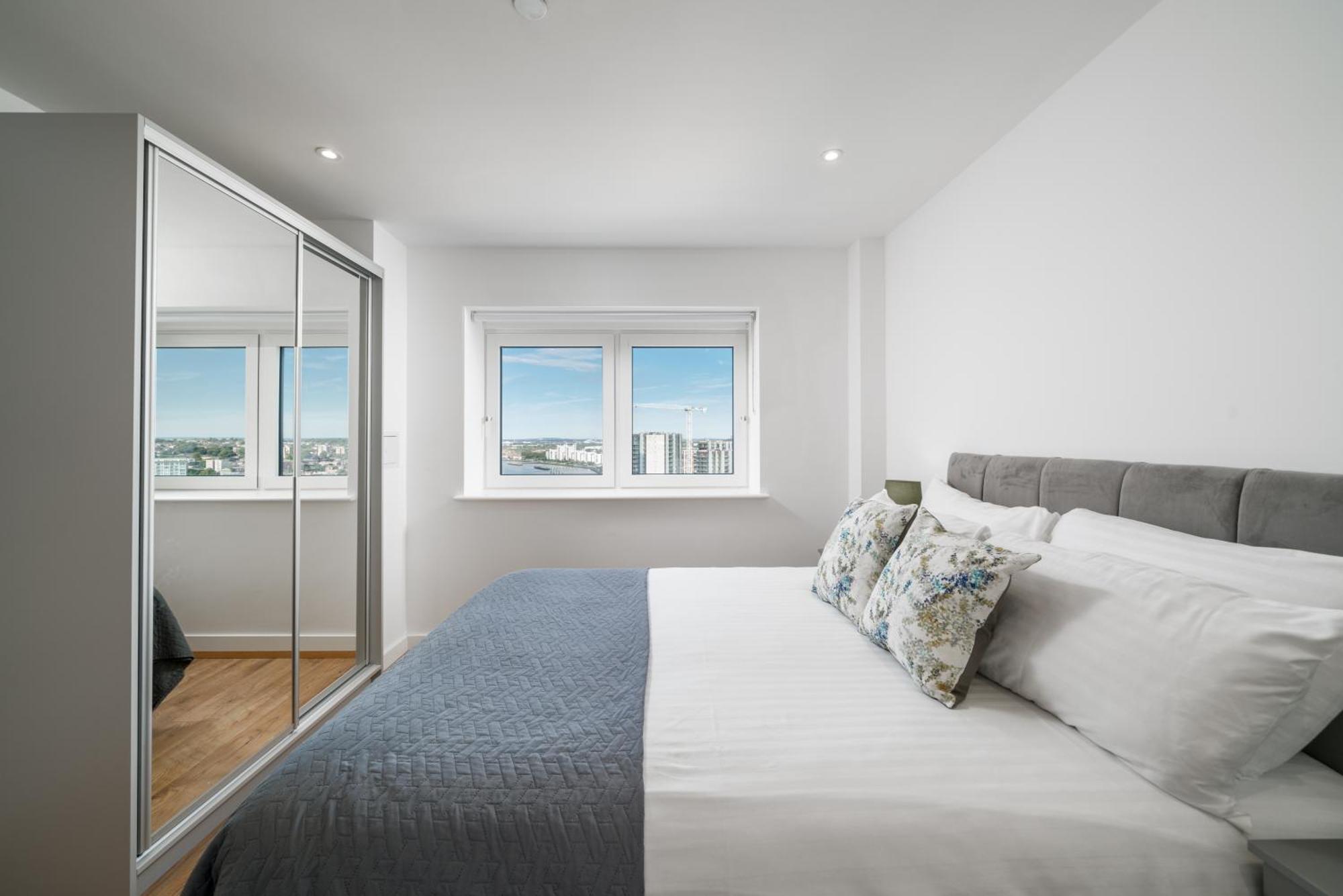 Skyvillion - London River Thames Top Floor Apartments By Woolwich Ferry, Mins To London Excel, O2 Arena , London City Airport With Parking Esterno foto