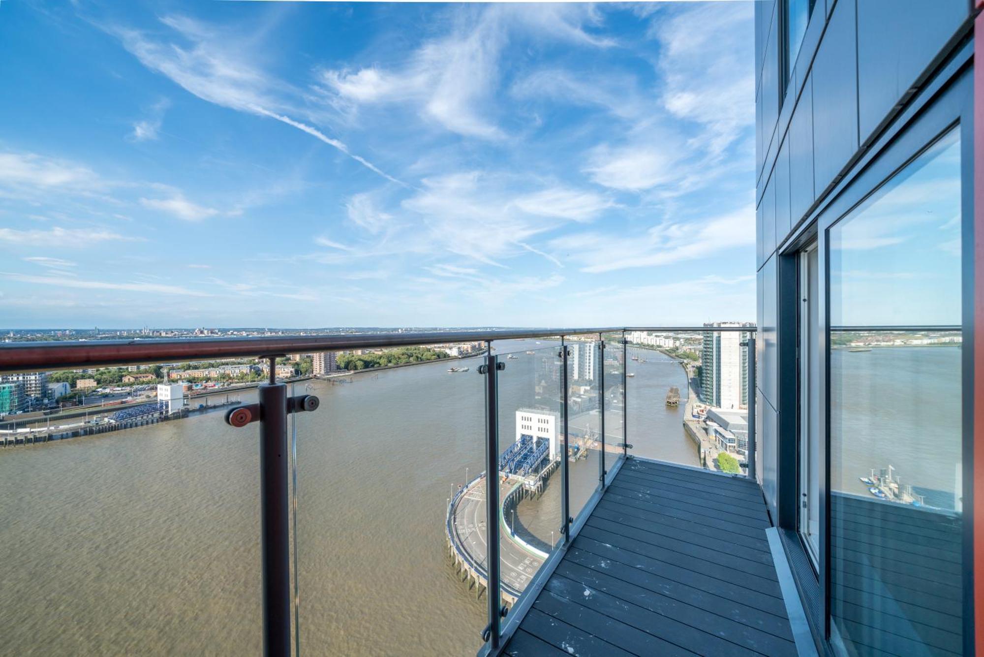 Skyvillion - London River Thames Top Floor Apartments By Woolwich Ferry, Mins To London Excel, O2 Arena , London City Airport With Parking Esterno foto