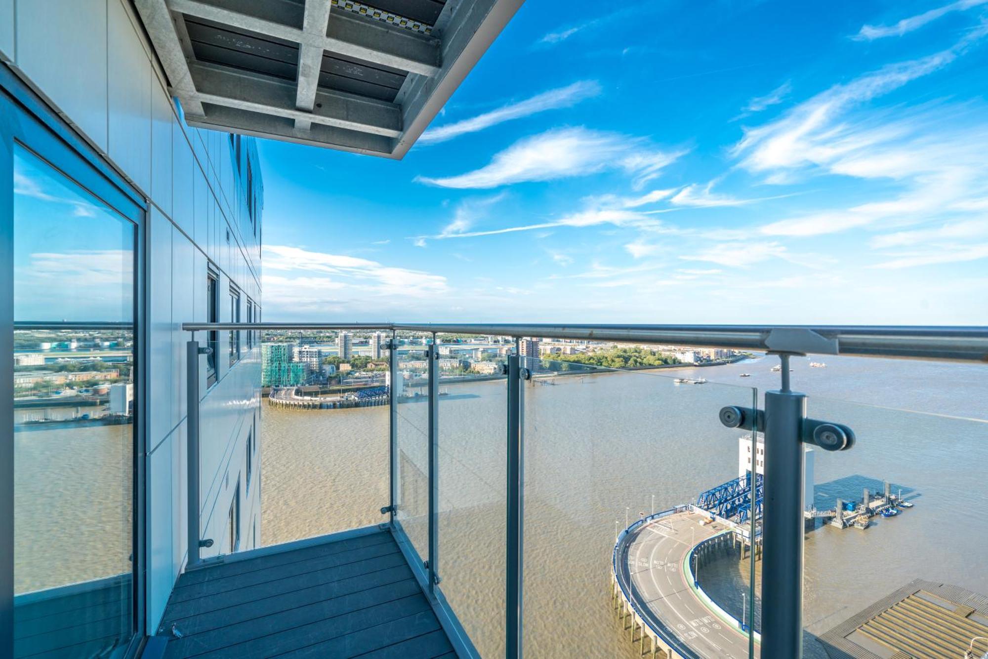 Skyvillion - London River Thames Top Floor Apartments By Woolwich Ferry, Mins To London Excel, O2 Arena , London City Airport With Parking Esterno foto