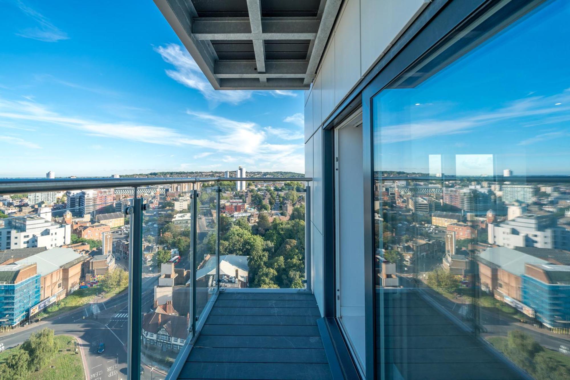 Skyvillion - London River Thames Top Floor Apartments By Woolwich Ferry, Mins To London Excel, O2 Arena , London City Airport With Parking Esterno foto