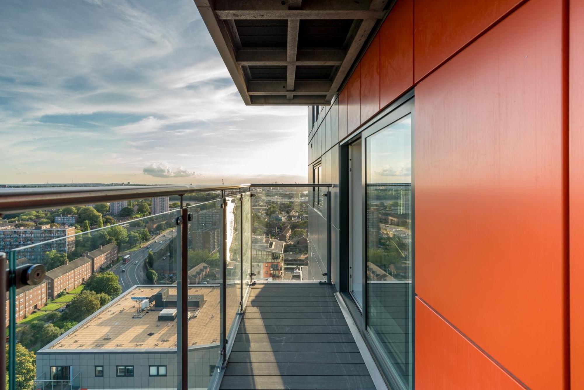 Skyvillion - London River Thames Top Floor Apartments By Woolwich Ferry, Mins To London Excel, O2 Arena , London City Airport With Parking Esterno foto